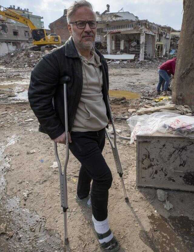Koltuk değnekleriyle enkaz başında 3 yaşındaki kızını bekliyor