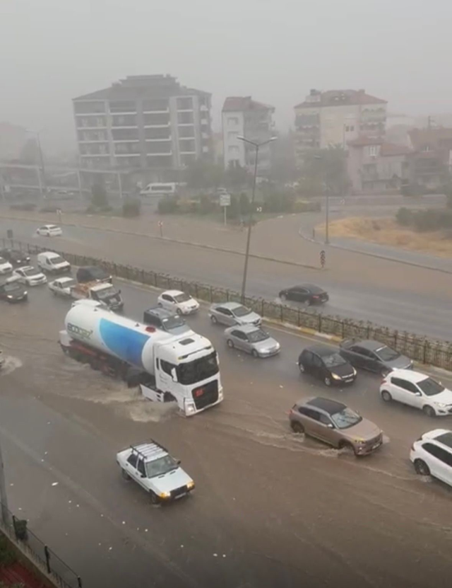 Onlarca araç ve vatandaş göle dönen alt geçitte mahsur kaldı