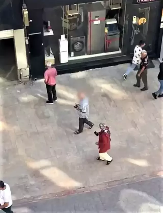 Yolda yürürken tacize uğrayan kadın, yanına kadar yaklaşan yaşlı adama tepki gösterdi