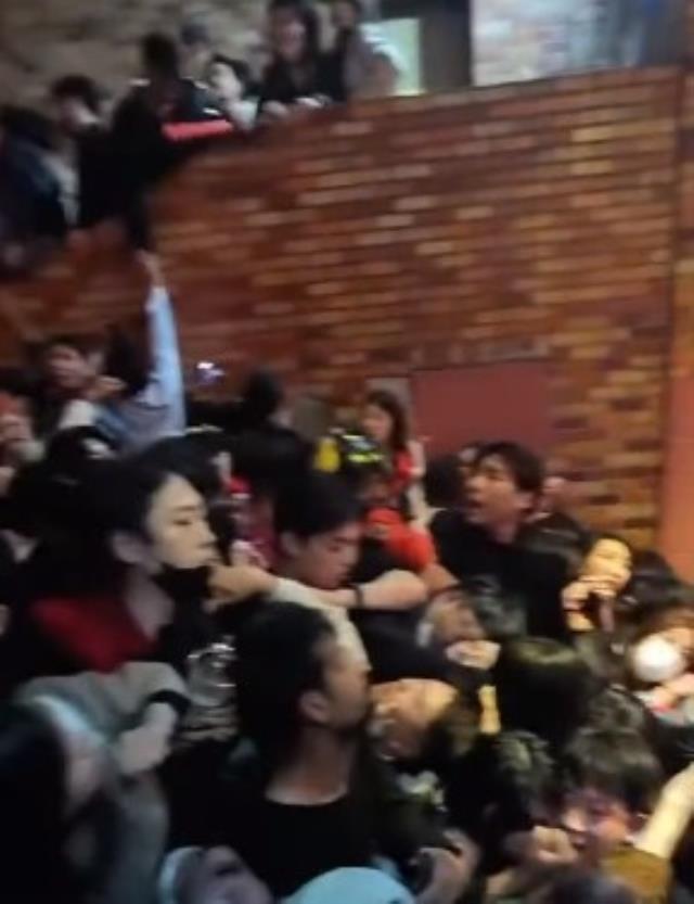 Güney Kore'de 151 kişinin öldüğü izdihamın görüntüleri ortaya çıktı! Binlerce kişi iç içe geçerek adeta kilitlenmiş