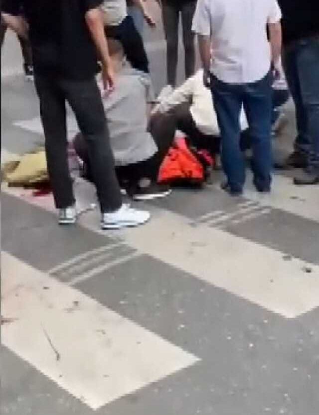 Oğlunun başına silah dayayan kişiyi, belinden tabancasını çıkarıp vurdu