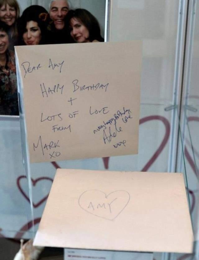 Şarkıcı Amy Winehouse'un eşyaları bağımlılık sorunları olan gençler için müzayedeye çıktı