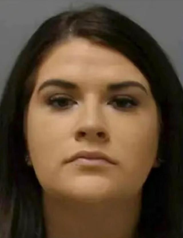 Cezaevi dolabında mahkumla cinsel ilişkiye giren kadın gardiyan tutuklandı