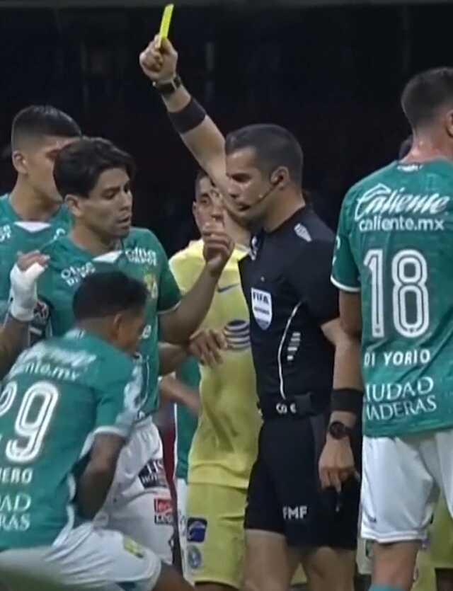Dünya, Meksikalı hakemin kendisine itiraz eden futbolcuya yaptığını konuşuyor! Tarihi ceza aldı
