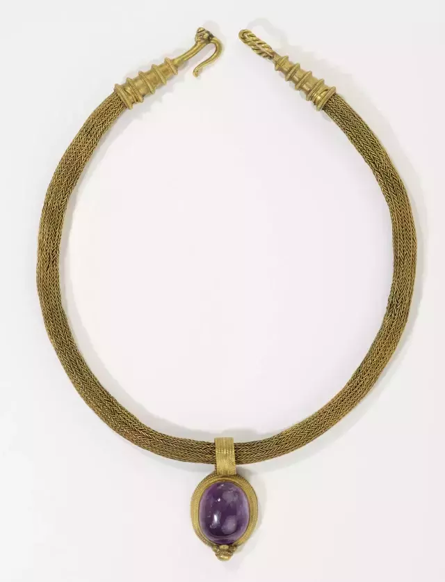 İngiltere Kayıp Mücevherleri Kamboçya'ya İade Etti