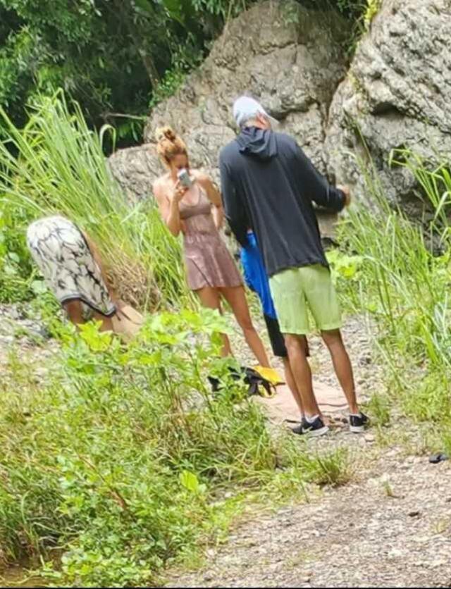 Shakira, şarkıcı Rauw Alejandro ile nehirde yüzerken görüntülendi