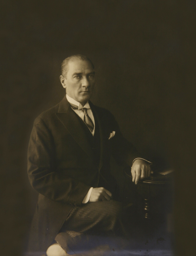 Atatürk'ün stüdyo fotoğraf çekiminde, videosu da olduğu ortaya çıktı