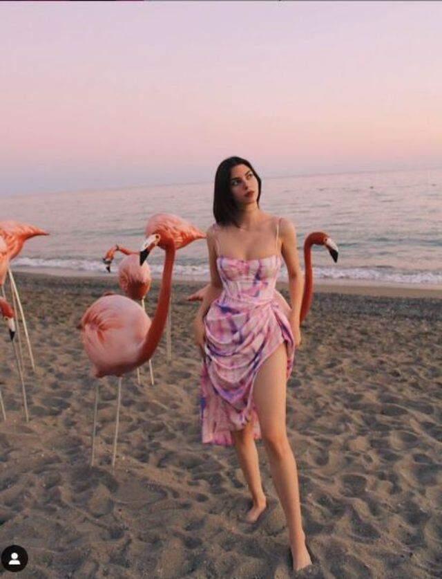 Annesi Defne Samyeli'den güç alan Derin Talu, sahil kenarında yırtmaçlı elbisesiyle poz verdi