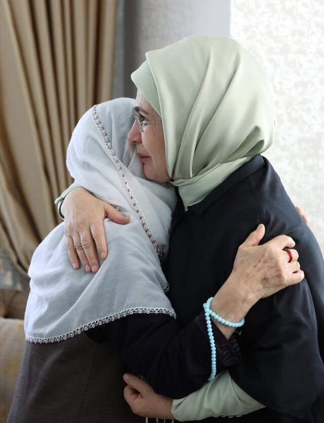 Cumhurbaşkanı Erdoğan'dan kılıçla katledilen Başak Cengiz'in ailesine taziye ziyareti