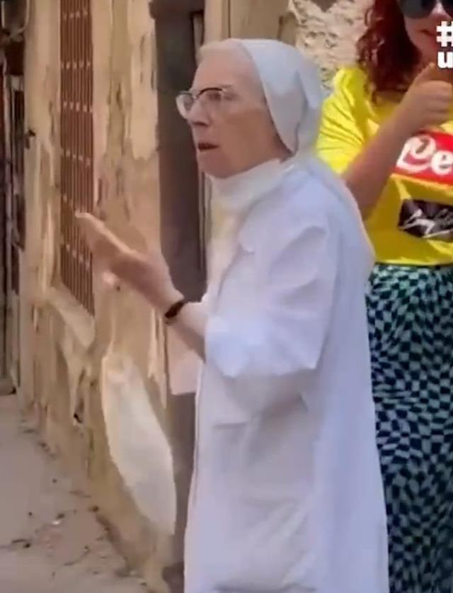 Rahibe sokak ortasında öpüşen kadınlara tepki gösterdi