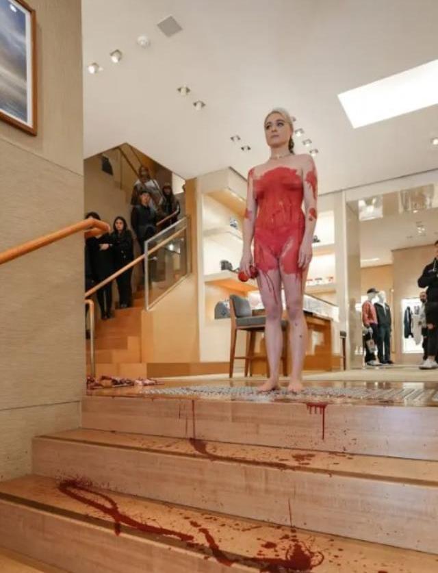 Ünlü vegan aktivist Tash Peterson, ünlü markayı protesto edip soyundu