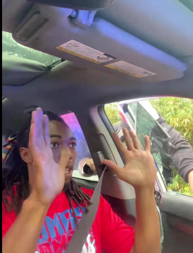 Polis, farları açık olmadığı gerekçesiyle aracın camını kırıp sürücüye yumruk attı