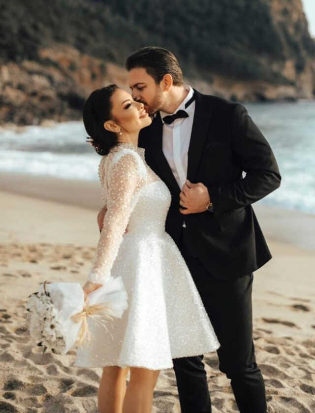 Şarkıcı Lara, doğum gününde sessiz sedasız evlendi