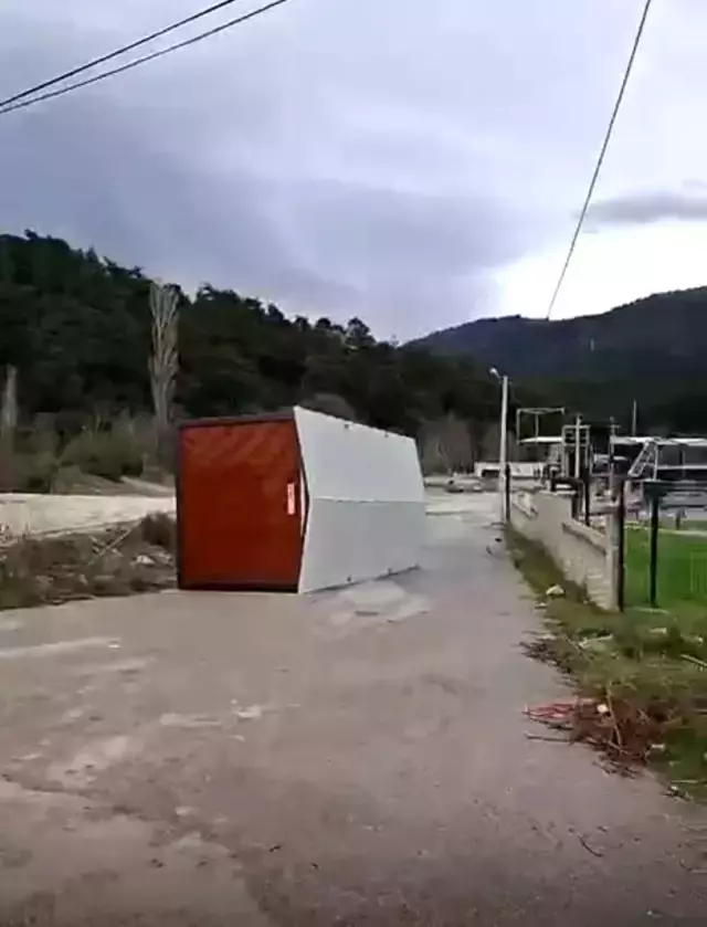 Ağaçlar kökünden söküldü, çatı ve prefabrik evler uçuyor! Vatandaşlara 'Sokağa çıkmayın' uyarısı