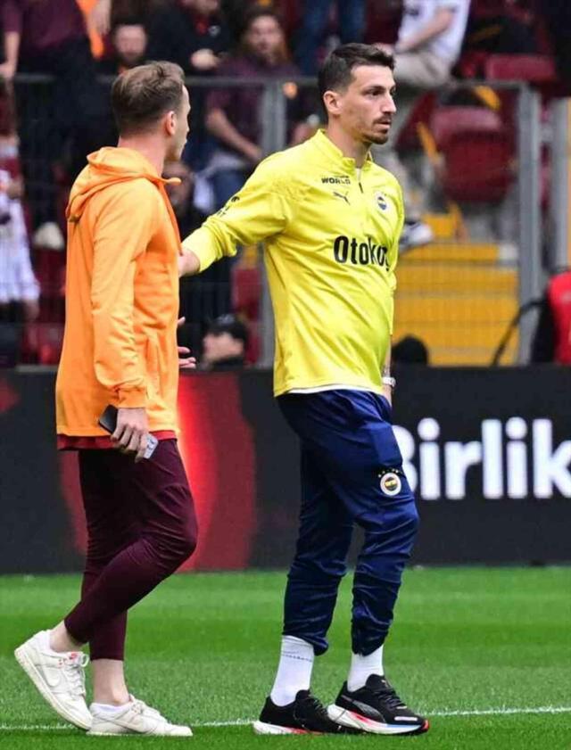 Başrolde yine aynı isim var! Galatasaray ve Fenerbahçe oyuncuları arasında kavga çıktı