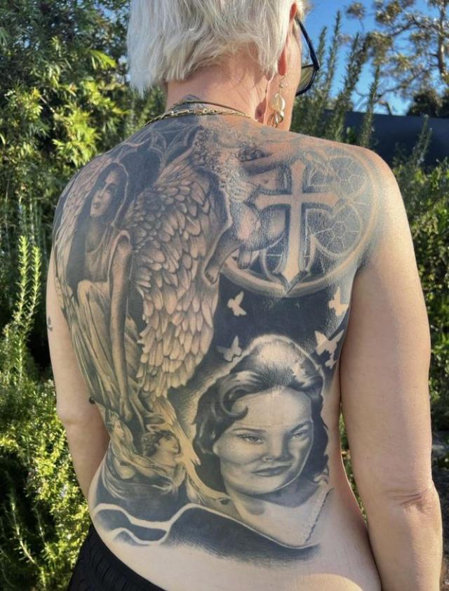 Ölen annesinin külleriyle sırtına dövme yaptıran kadın, görenleri hayretler içinde bıraktı