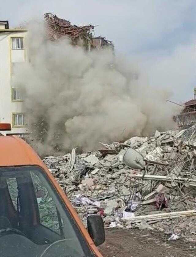 Malatya'da meydana gelen depremde binaların yıkılma anı cep telefonuna yansıdı