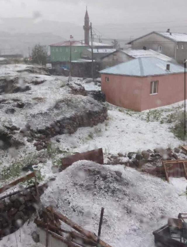 Ardahan beyaza büründü, araçlar yollarda mahsur kaldı