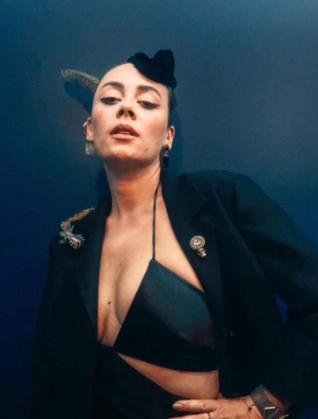 Demet Evgar'ın göğüs dekolteli pozlarına arkadaşlarından yorum yağdı