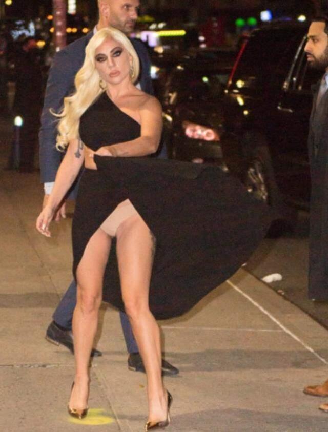 Yaptığı hareket Lady Gaga'ya pahalıya mal oldu! Rüzgar esince eteğinin hepsi havalandı