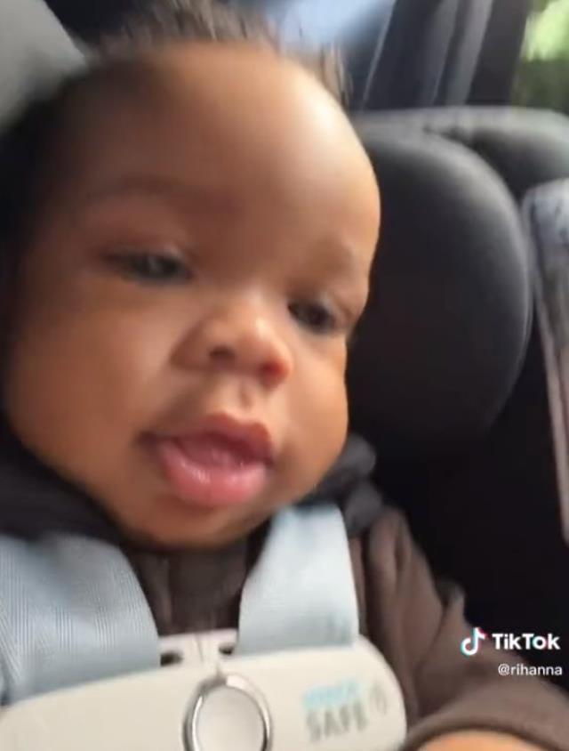 Rihanna bebeğini paylaştı, sosyal medyada yer yerinden oynadı