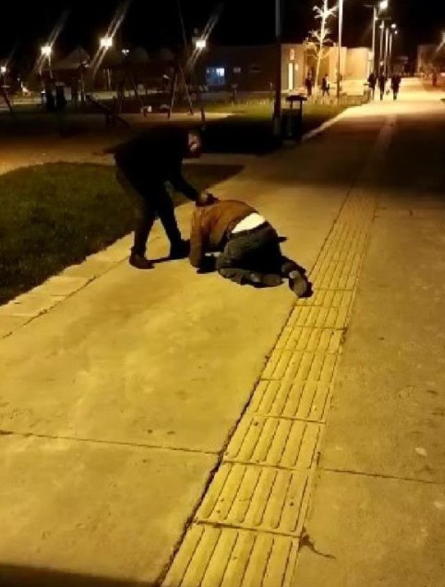 Bir çocuğa taciz mesajları atan şüpheliye meydan dayağı! Dövdükten sonra polise teslim ettiler