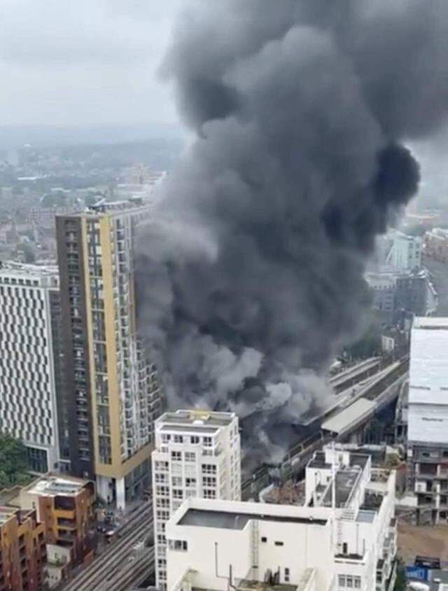 Londra metrosunda patlama! Şehrin üstünü kara dumanlar kapladı