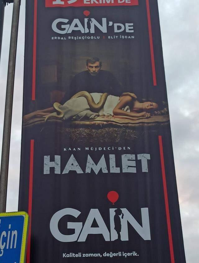 Hamlet dizisinin afişine sansür! Çıplak poz veren Elit İşcan'ın sokak afişlerinde üstüne örtü eklendi