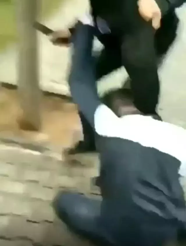 Vicdansızlıkları pes dedirtti! Aralarına aldıkları arkadaşlarına silah çekip, kaskla dövdüler