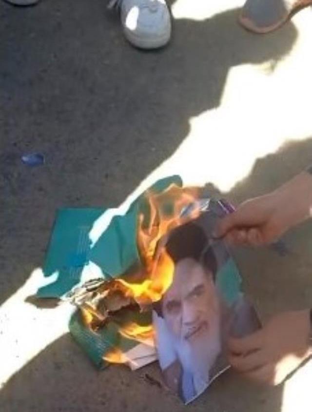 İran'lı kız öğrenciler başörtülerini çıkarıp Humeyni'nin fotoğraflarını yırttı
