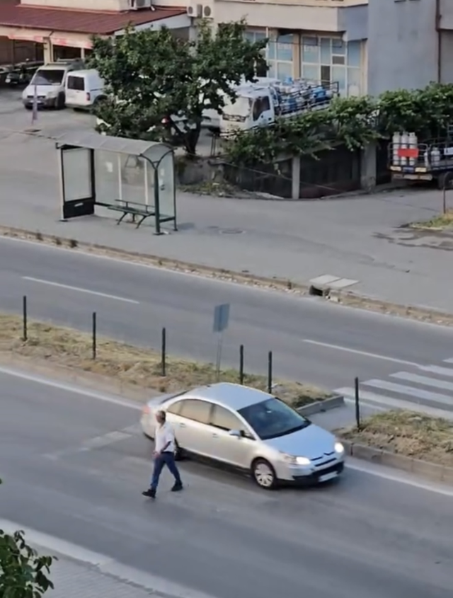 Yaya geçidinde defalarca karşıya geçip geri döndü