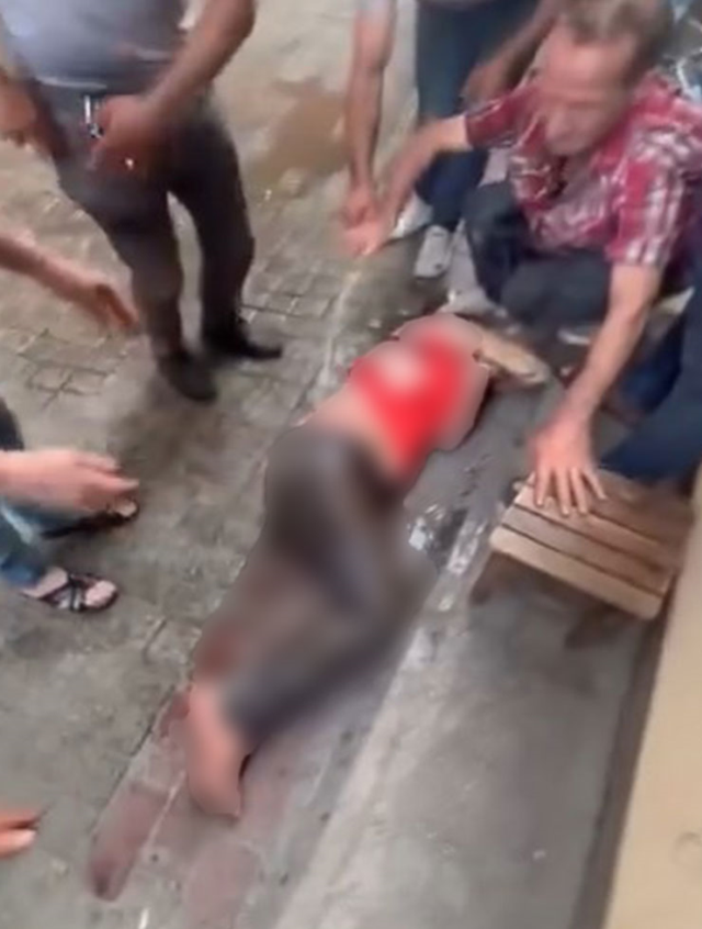 Bursa'da 4 katlı binada çıkan yangında alevler arasında kalan kadını mahalleli kurtardı