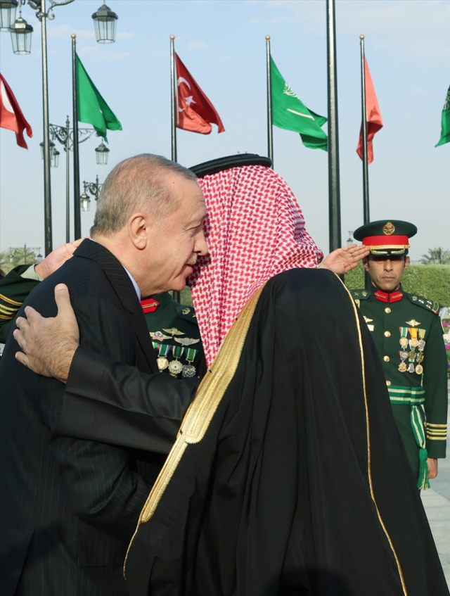 Cumhurbaşkanı Erdoğan, Suudi Arabistan'da resmi törenle karşılandı