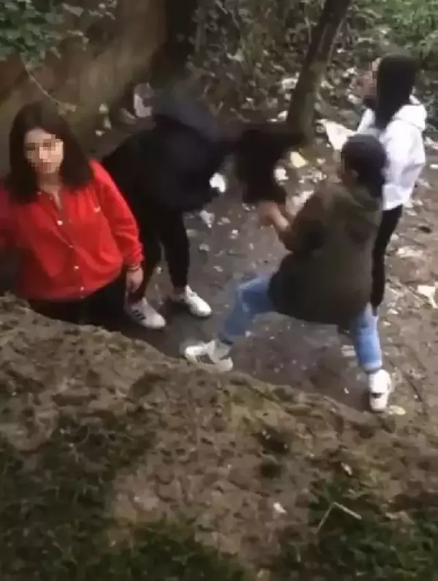 GENÇ KIZLAR, AKRANLARINI DÖVERKEN ÇEKTİKLERİ GÖRÜNTÜYÜ SOSYAL MEDYADA PAYLAŞTI