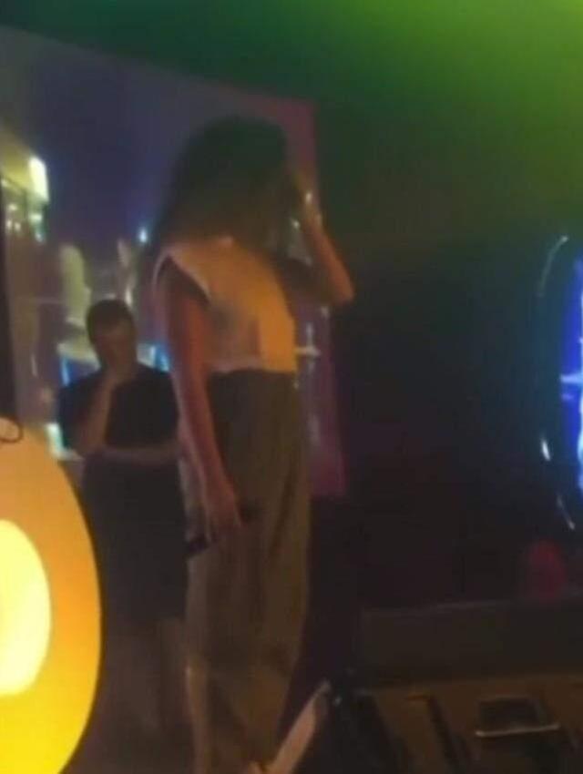 Trafikte tartıştığı adamın yüzüne tüküren şarkıcı Irmak Arıcı, özür diledi