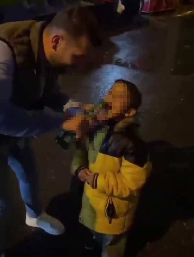 Bir grup genç, sokakta gördükleri küçük çocuğa alkol içirdi