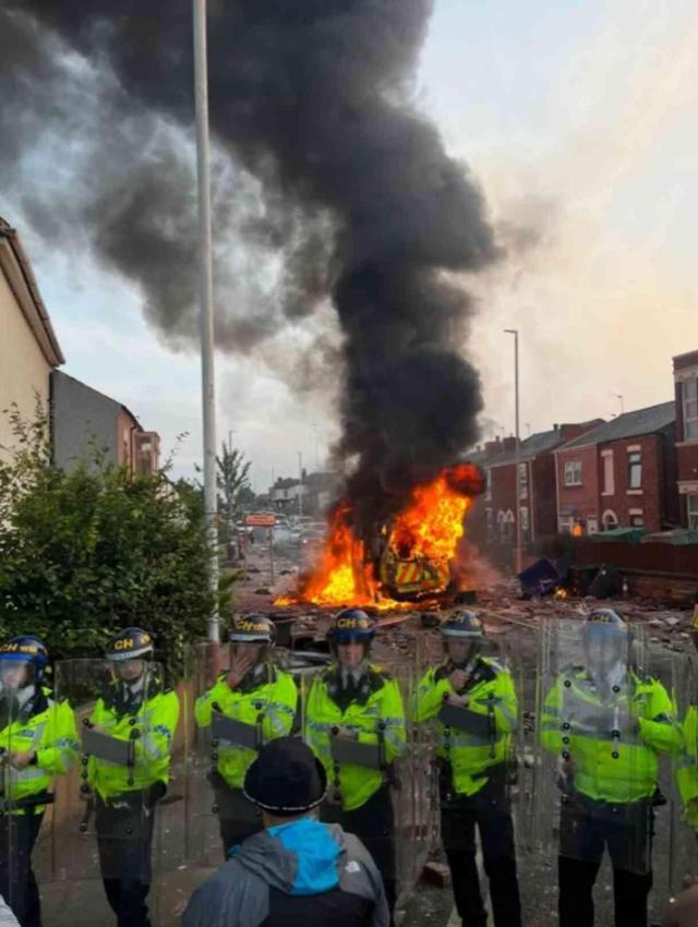 İngiltere Başbakanı Sir Keir Starmer, son dönemlerde yaşanan şiddet olaylarından sosyal medya platformlarını sorumlu tuttu