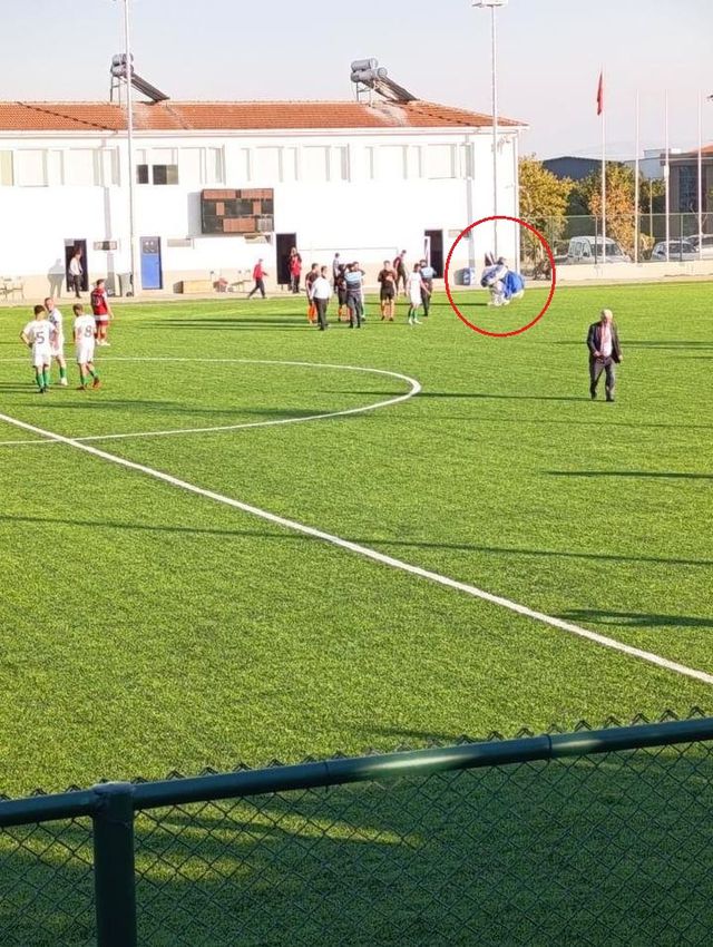 Sahanın ortasına paraşütle daldı