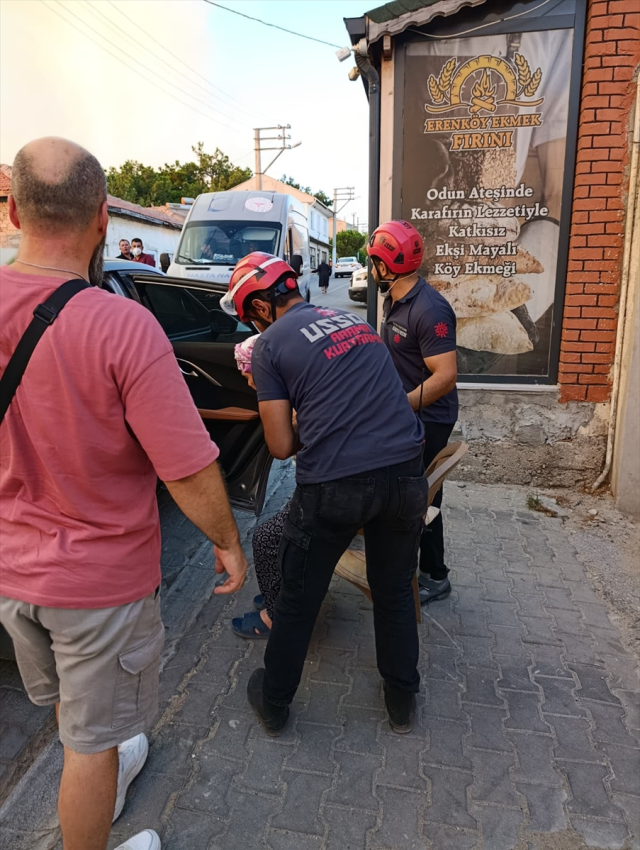 Tahliye çalışmasına katılan ekip alevlerin arasından son anda kurtarıldı