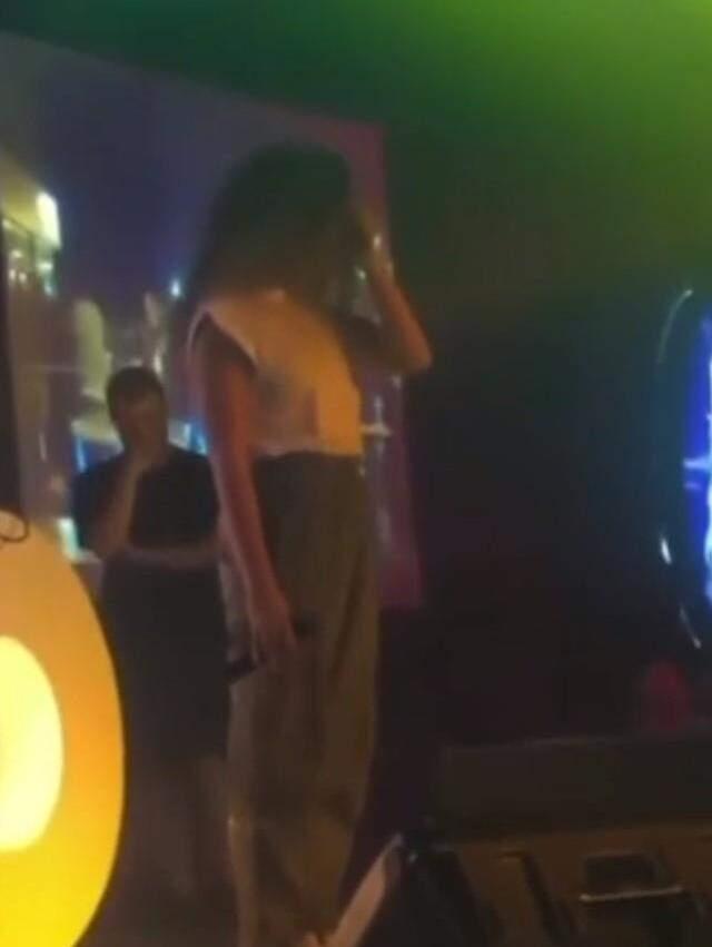 Trafikte tartıştığı adamın yüzüne tüküren Irmak Arıcı'dan bir skandal daha! Sahneden indirildi