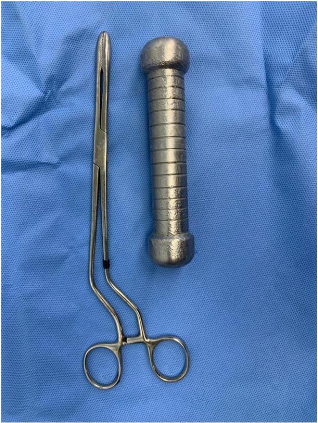 Makatına koyduğu 2 kiloluk dambıl içeri kaçan adam soluğu hastanede aldı, doktorlar bile çıkaramadı