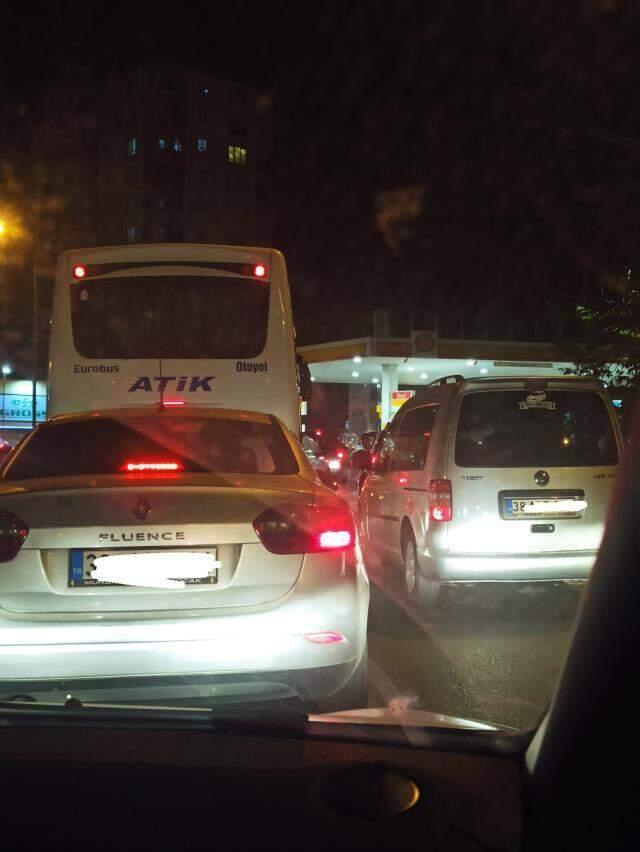 Akaryakıta zam gelmesinin ardından petrol istasyonlarında uzun kuyruklar oluştu