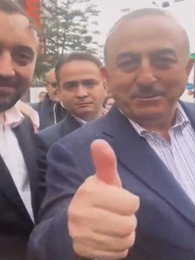 Bakan Çavuşoğlu, 'Messi mi Ronaldo mu?' diye soran turisti verdiği cevapla fena ters köşe yaptı