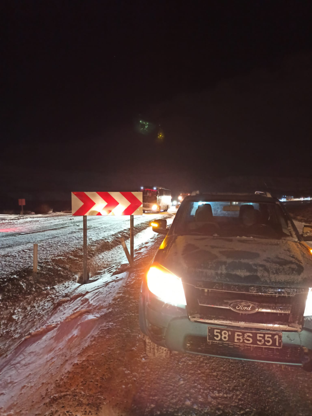 Sivas, nisan ayında eksi 17 derece ile buz kesti