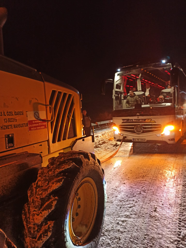 Sivas, nisan ayında eksi 17 derece ile buz kesti