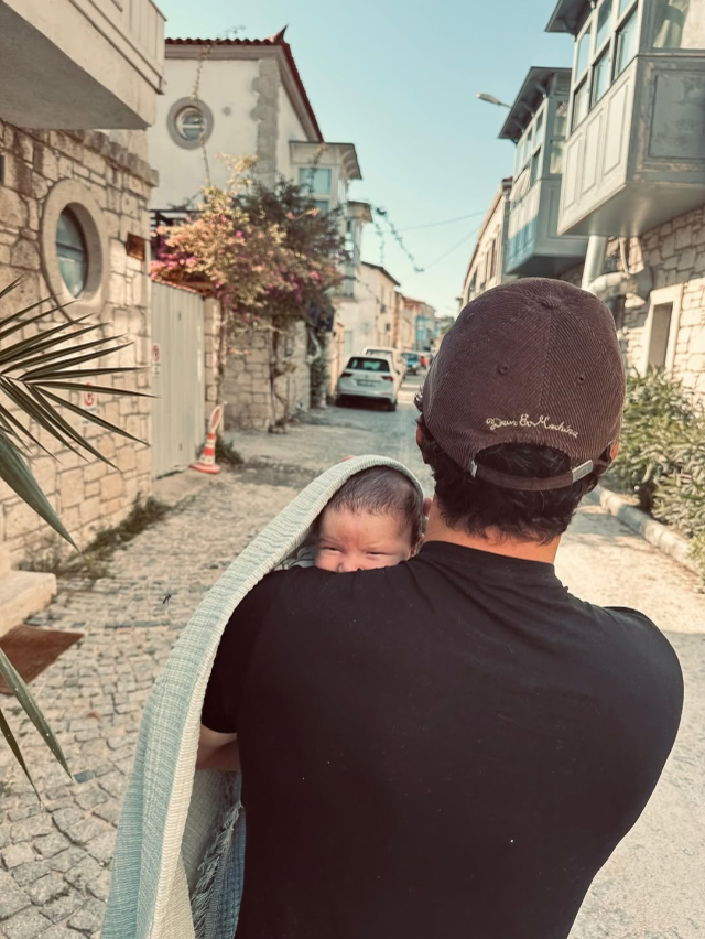 Pınar Deniz ve Kaan Yıldırım'ın Bebekleri Fikret Hakan'la Tanıştı