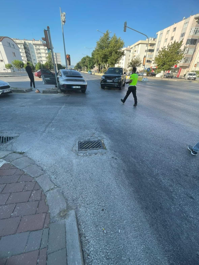 CHP İstanbul Milletvekili İlgezdi trafik kazası geçirdi