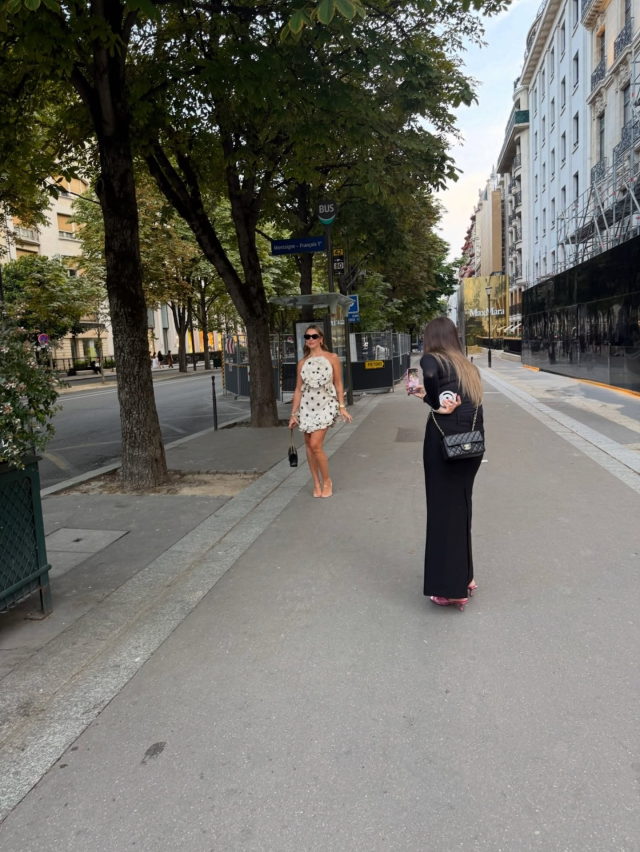 Hadise Paris sokaklarını podyuma çevirdi