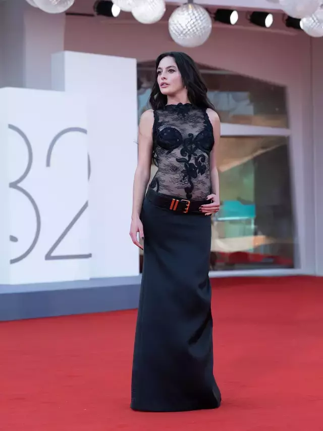 Melis Sezen, Venedik Film Festivali’nde Kırmızı Halıya Damga Vuran Şıklığıyla Gündemde