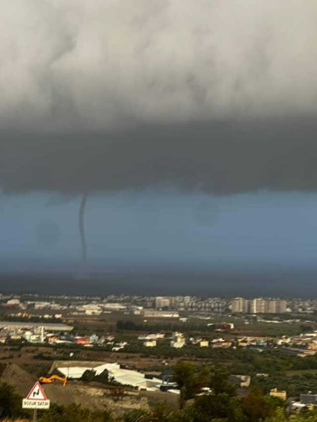 Hatay'da sel! Engelli kadın tekerlekli sandalyesiyle suya kapıldı